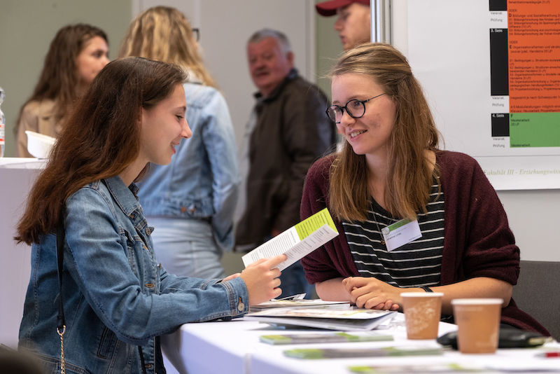 Jasmin Deutschmann informierte sich am Stand der Erziehungswissenschaften.