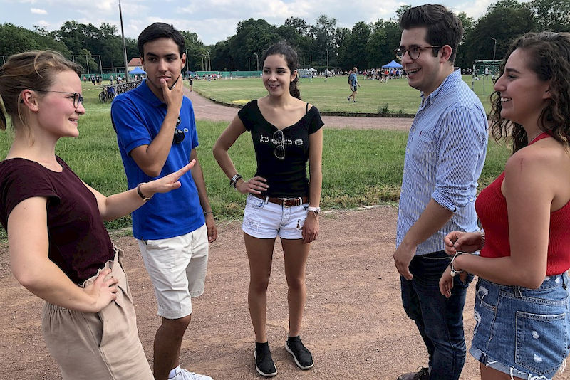 Angela Hoffmann besuchte mit Emiliano Sanches, Martha Lorena Willerer Richter, dem mexikanischen MLU-Studenten Sebastian Falcón und Samantha Liz Barron (v.l.) auch das Sportfest der Uni.