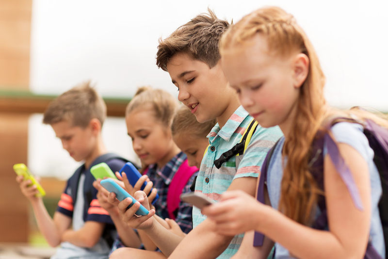 Smartphones gehören auch für Schulkinder zum Alltag. Mit möglichen Gefahren haben sich Jura-Studierende befasst.