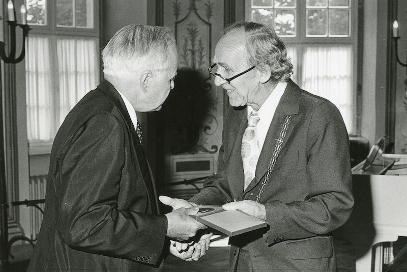 1982 übergab Heinz Bethge (rechts) die Verdienstmedaille der Leopoldina an Carl Friedrich von Weizsäcker.
