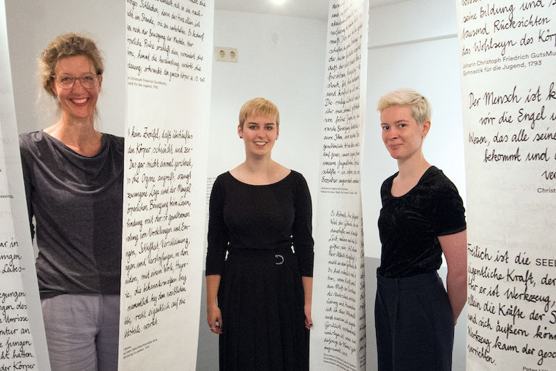 Christiane Holm with students Maria Junker and Marlene Milla Woschni (from left) in the Klopstockhaus