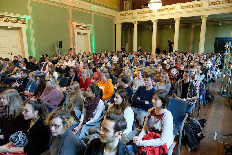 Die Aula der Universität war ebenfalls gut gefüllt.