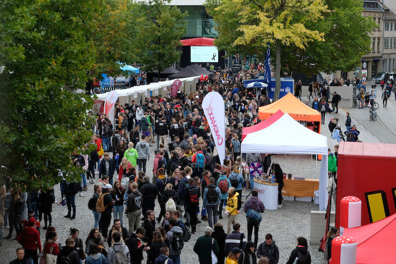 Blick von oben auf den Uniplatz