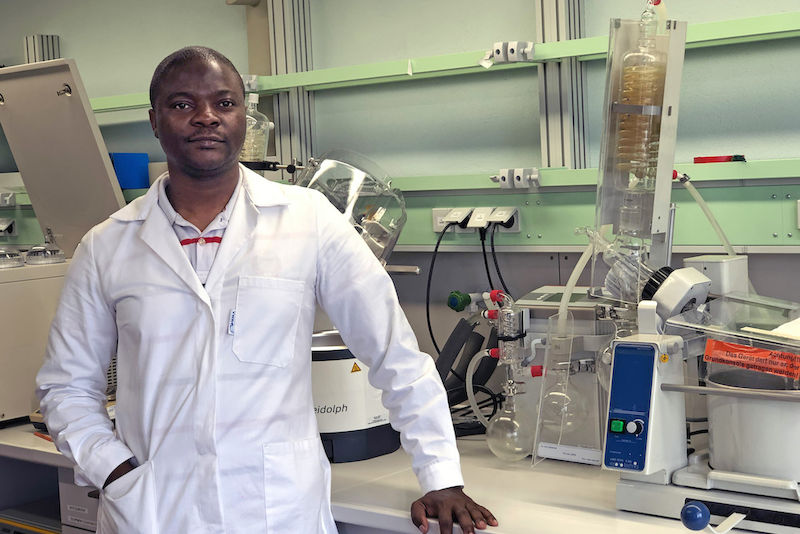 Emmanuel Njoya im Labor. Er ist mit einem Forschungsstipendium nach Halle gekommen.