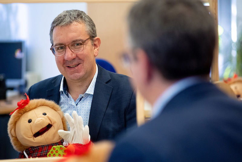 Stephan Sallat mit einer Puppe, die in der Sprachheilpädagogik zum Einsatz kommt