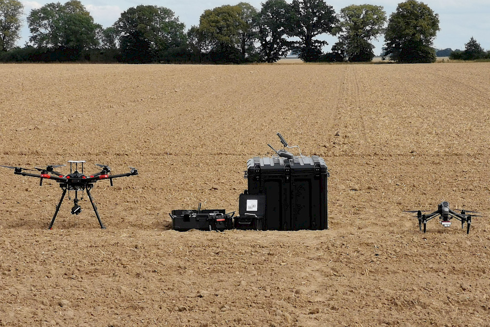 Startklar für die Suche nach Steinen: Drohnen auf einem Acker in Mecklenburg-Vorpommern