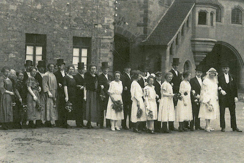 Wedding in the courtyard of the Moritzburg in Halle around 1900