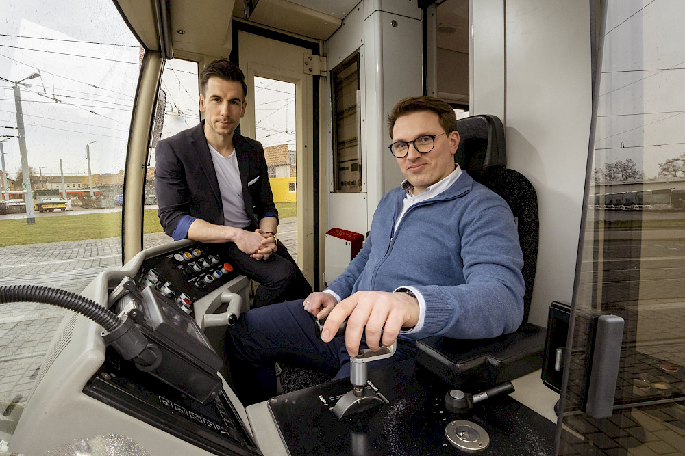 Mit der Straßenbahn fing alles an: Firmengründer Florian Schweden (rechts) und Vincent Mustapha bei der Halleschen Verkehrs-AG. Schweden hat damals sogar selbst einen Straßenbahn-Führerschein gemacht.