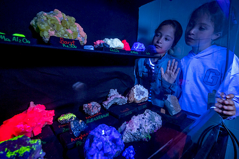 Fluoreszierende Minerale im UV- Licht konnten im Darkroom der Geowissenschaften bewundert werden.