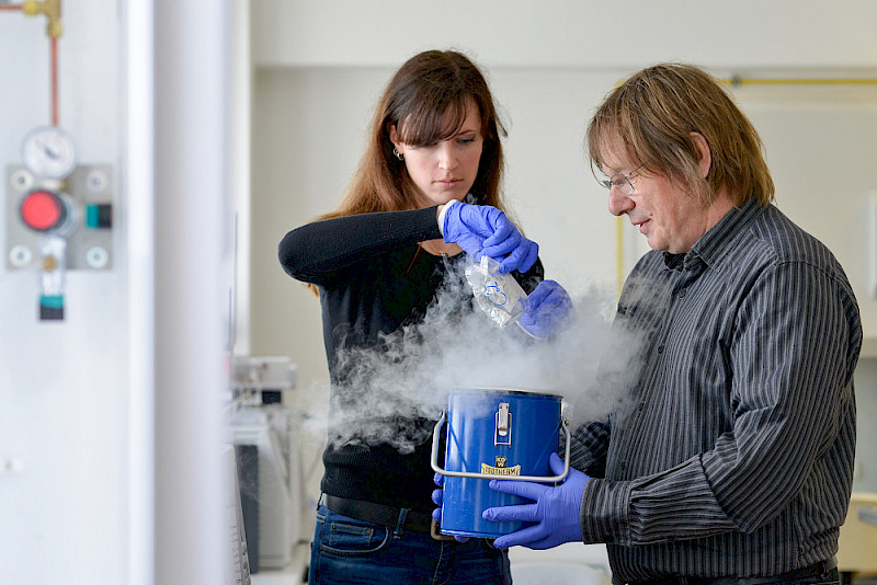 Franziska Leidecker and Jörg Degenhardt froze thyme leaves in liquid nitrogen.