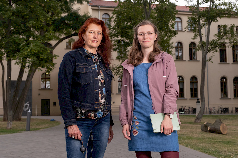 Natascha Ueckmann, who led the seminar (l.), and student Lilly Fuss