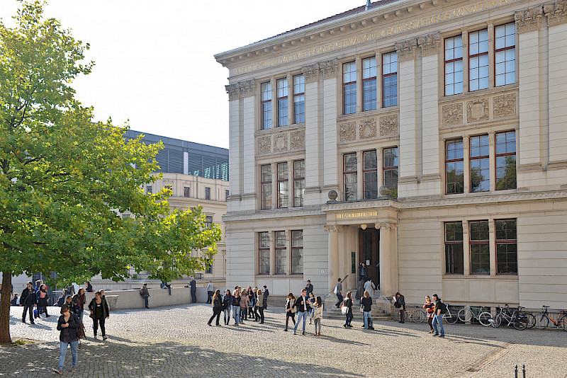 Im Melanchthonianum am Universitätsplatz befinden sich alle drei Prorektorate.