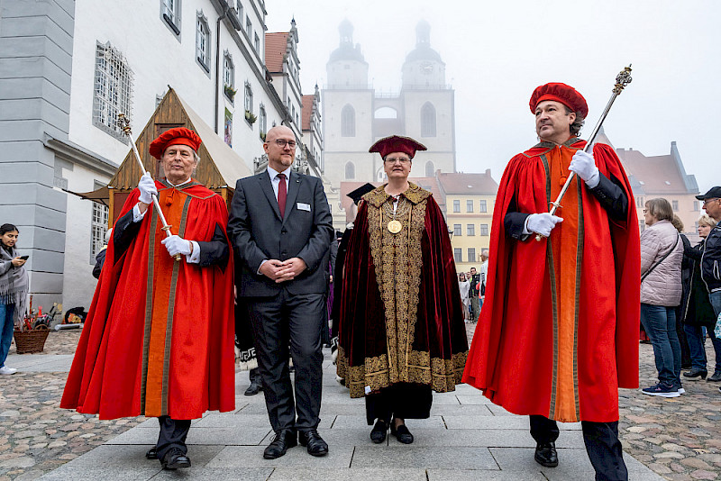Erstmals lief Rektorin Claudia Becker an der Spitze des traditionellen Zuges vom Rathaus zur Leucorea, gemeinsam mit Wittenbergs Bürgermeister André Seidig.