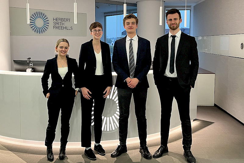 Louraine Böhme, Lena Thieme,Adrian Biermann und Maximilian Wiegand (von links) - hier in der Vorbereitungsphase in Frankfurt - haben die MLU in London vertreten.