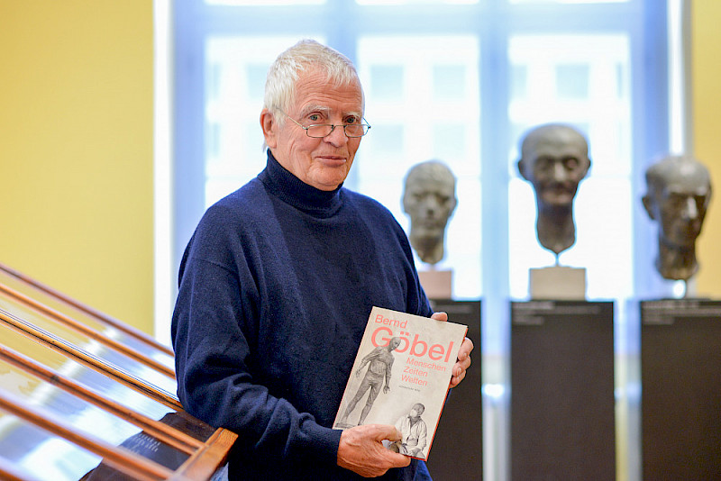 Bernd Göbel erhielt das erste Exemplar des Ausstellungskatalogs.