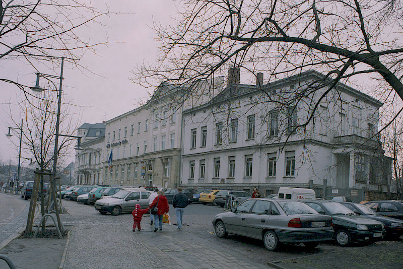 Der Universitätsring 4 (rechts) Mitte der 1990er Jahre: Hier saß in der Wendezeit, aber auch davor die Sektion Germanistik und Kunstwissenschaften.