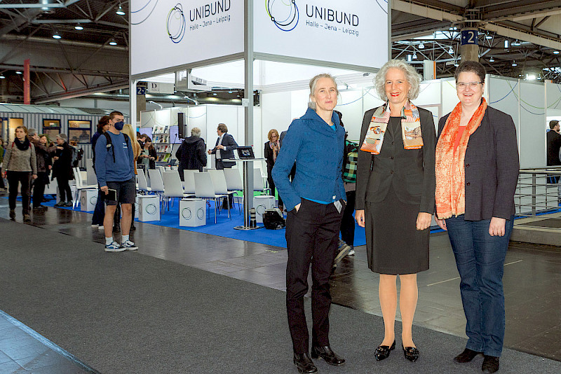 Jenas Vizepräsidentin Kim Siebenhüner sowie die Rektorinnen Eva Inés Obergfell aus Leipzig und Claudia Becker (von links) kamen zum Start der Buchmesse.