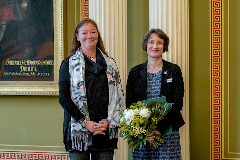 Anja Schmidt (rechts) erhielt einen Christian-Wolff-Preis für ihre Habilitation - überreicht wurde er von Prorektorin Christine Fürst.