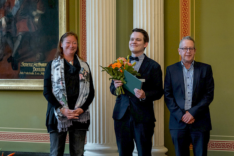 Karl Tetzlaff - hier mit Prorektorin Christine Fürst und Theologie-Professor Jörg Dierken - erhielt den Erxleben-Preis für seine geisteswissenschaftliche Dissertation.