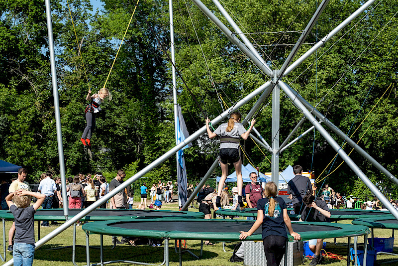 Hoch hinaus ging es beim Bungee-Trampolin der Techniker Krankenkasse ...