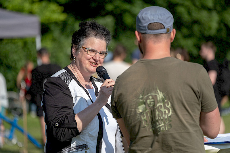 Rektorin Claudia Becker begrüßte die Gäste auf dem Sportplatz Ziegelwiese.