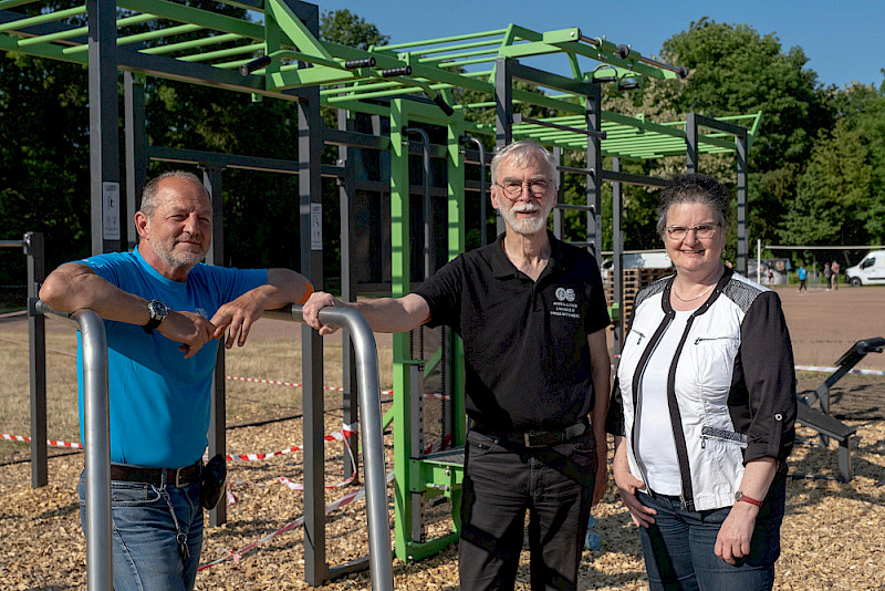 Die mit finanzieller Hilfe des emeritierten Professors Joachim Ulrich (Mitte) gebaute neue Calisthenicsanlage, gemeinsam eröffnet mit Rektorin Claudia Becker und dem Leiter des Unisportzentrums Detlef Braunroth