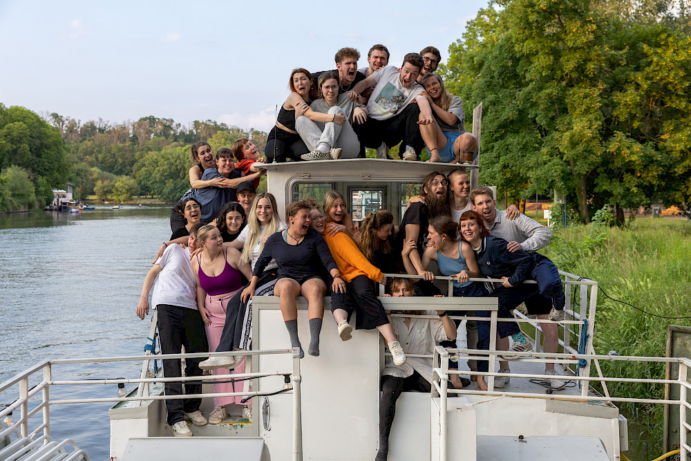 Die Mitglieder des Studierendentheaters auf dem Theaterschiff auf der Saale