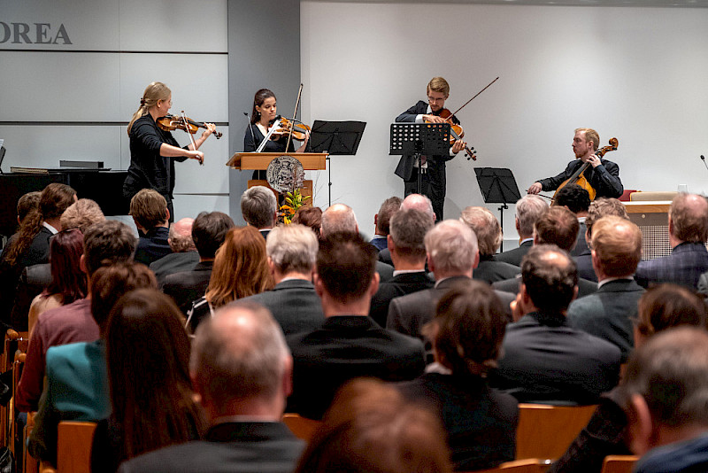Das Akademische Orchester spielte auch ein Stück, das von einer Künstlichen Intelligenz programmiert wurde.