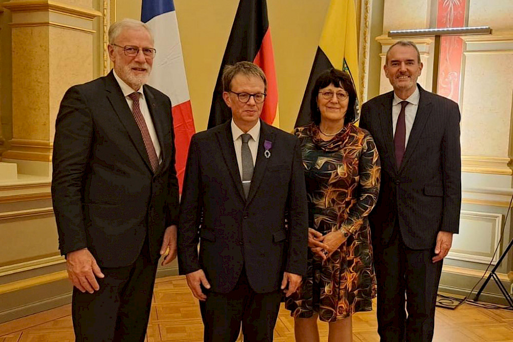 Staatsminister Rainer Robra, Christophe Losfeld, Bildungsministerin Eva Feußner und Emanuel Cohet (von links) bei der Ehrung in Magdeburg
