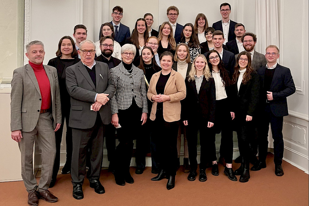 Ministerin Franziska Weidinger (vorn, 4.v.li.) empfing Studierende, Lehrende und Mitglieder des "Freundeskreises der Juristischen Fakultät".