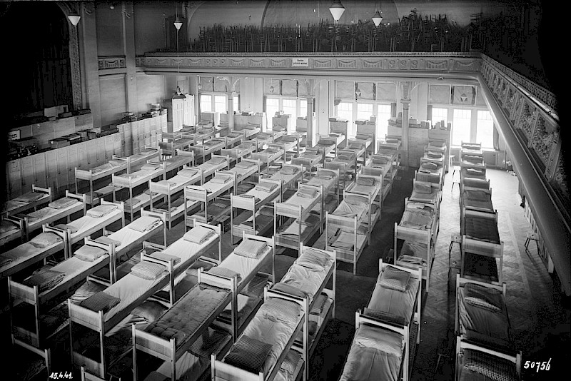 Im Saal im "Reichshof", dem heutigen Volkspark, standen 1941 dutzende Doppelstockbetten für Arbeiter.