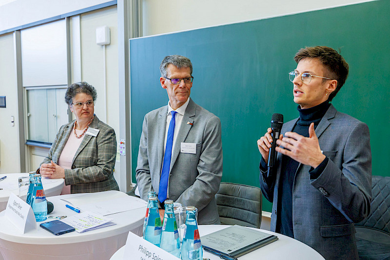 Philipp Spiegel vom Stifterverband (rechts) lobte Halle für seine Ergebnisse im Programm "Transformationslabor Hochschule".