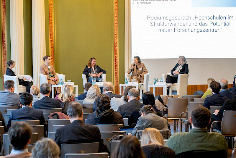 Die Podiumsdiskussion zum Thema „Hochschulen im Strukturwandel und das Potenzial neuer Forschungszentren“