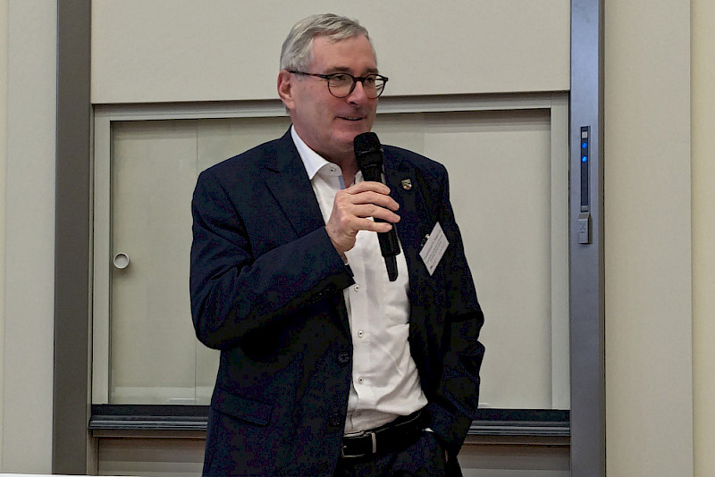 Staatssekretär Jürgen Ude bei seinem Grußwort am dritten Konferenztag