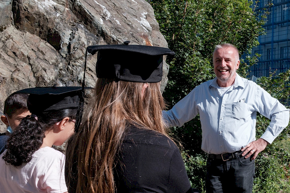 Thomas Degen in seinem Element: Zur Kinderuni führt er Schülerinnen und Schüler durch den Geologischen Garten.