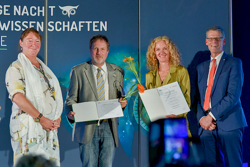 Übergabe des von der Stadt gestiftetenTransferpreises durch Prorektorin Christine Fürst (links) und Bürgermeister Egbert Geier (rechts) an MLU-Sprechwissenschaftlerin Stephanie Kurtenbach und den Betriebsleiter des Eigenbetriebs Kindertagesstätten der Stadt Hans-Jürgen Scherer.