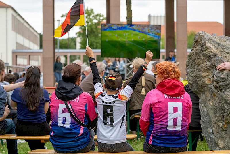 In Heide-Süd wird derweil Fußball geschaut.