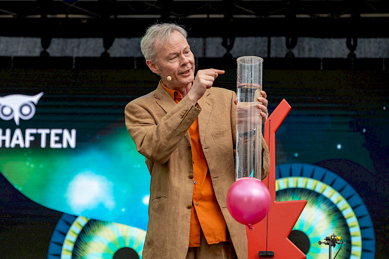 Und? Bleibt das Wasser drin? Rainer Grünebaum erklärt das bei seiner Show.