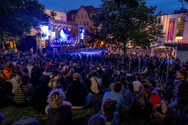 Zur blauen Stunde war der Platz vor der Bühne gut gefüllt.