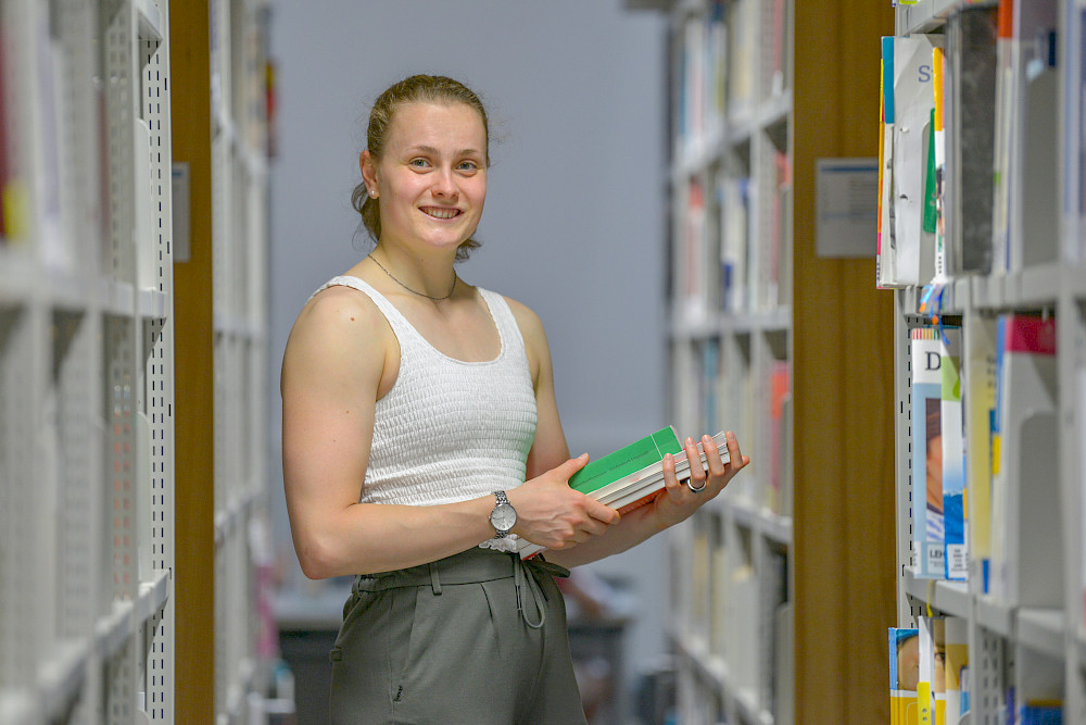 Laura Riedemann in der Steintor-Bibliothek. Seit 2017 studiert sie auf das Lehramt an Gymnasien in den Fächern Deutsch, Sozialkunde und Sport.