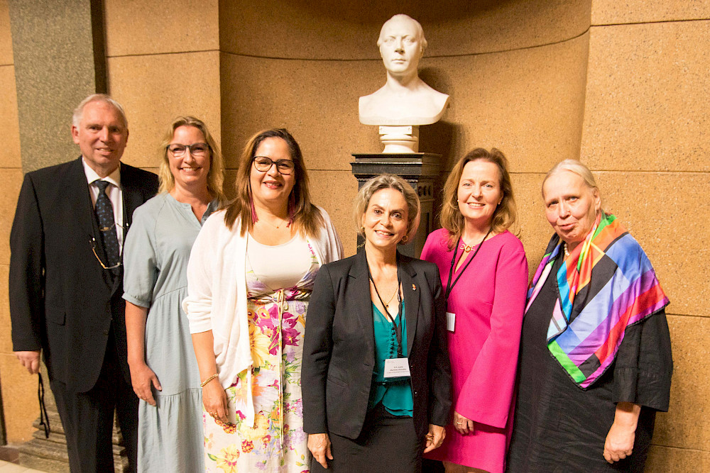 Ein Treffen zum Tagungsbeginn: Ludger Wessjohann, Prorektorin Insa Theesfeld, die Botschafterinnen Yadir Salazar Mejía und Juana Martinez Gonzalez, Dekanin Heike Kielstein und Barbara Seliger (von links)