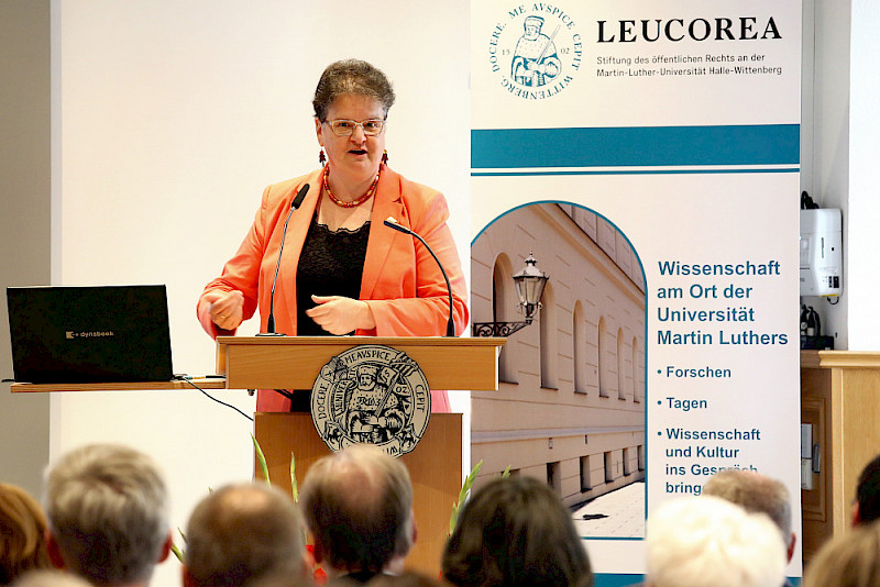 Rektorin Claudia Becker gratulierte zum Jubiläum.