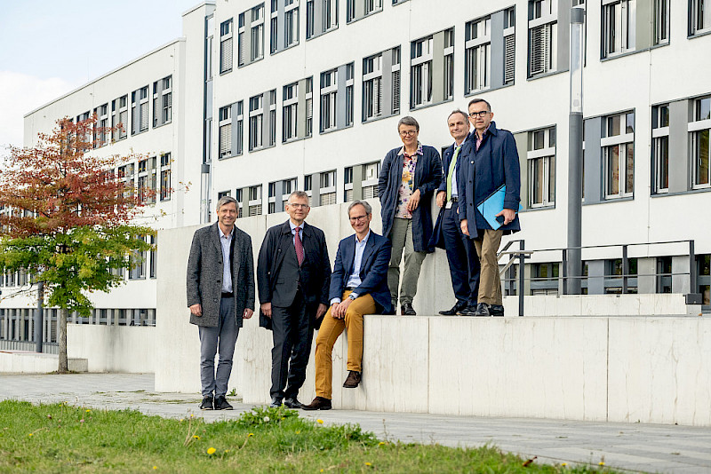 Treffen auf dem Steintor-Campus: Boris Wille, Krzysztof Ruchniewicz, Andreas Pečar, Yvonne Kleinmann, Martin Kremer und Andreas K. Büttner (von links) sprachen über Kooperationsmöglichkeiten.