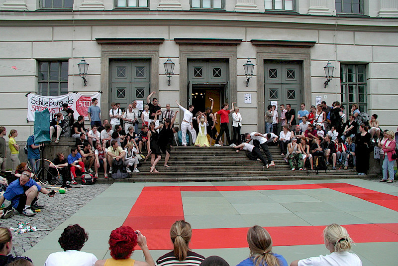 2004 drohte dem Institut die Schließung - Sportstudenten protestierten dagegen auf dem Universitätsplatz.