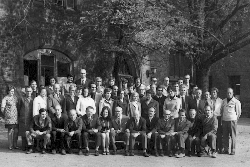 Gruppenfoto der Institutsmitarbeiterinnen und -mitarbeiter im Hof der Moritzburg in Halle, 1974