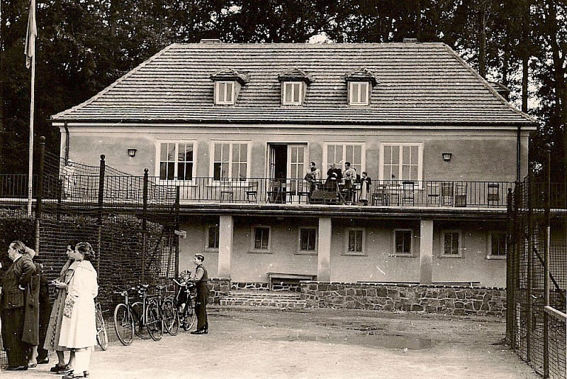 Klubhaus auf dem Universitätssportplatz Ziegelwiese um 1955