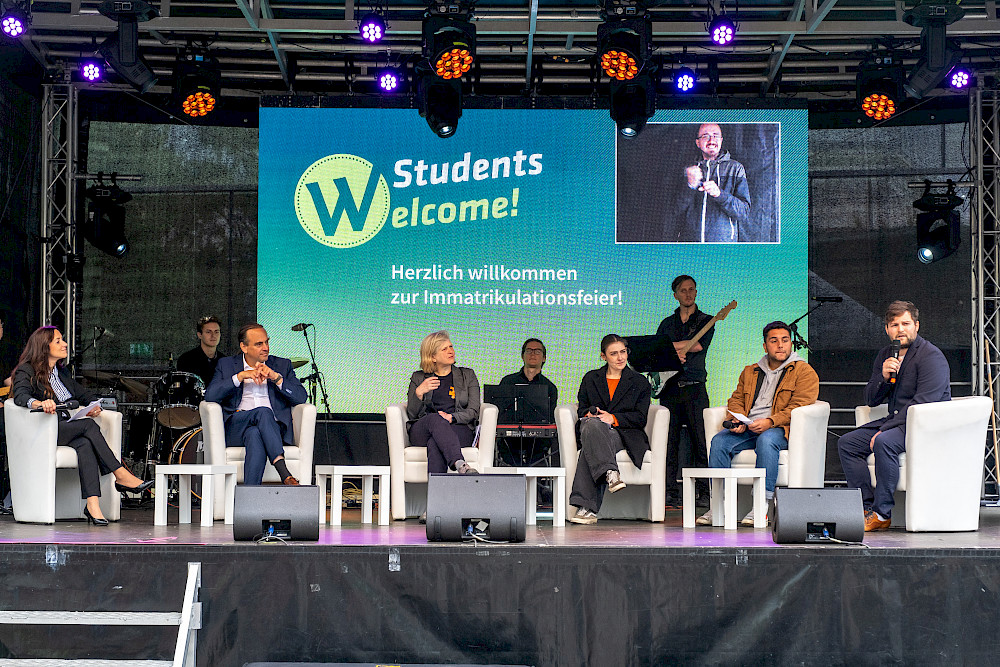 Das Podium in der Debatte um Engagement: Moderatorin Magdalena Baier, Pablo Pirnay-Dummer, Karen Leonhardt, Rachel Draude, Musa Yilmazund Karl Langnickel (von links)