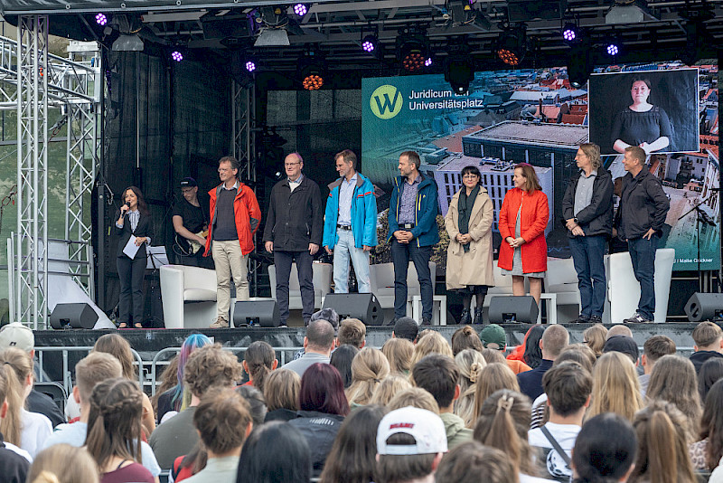 Den Studierenden werden die Dekaninnen und Dekane der einzelnen Fakultäten beziehungsweise ihre Vertreter vorgestellt.