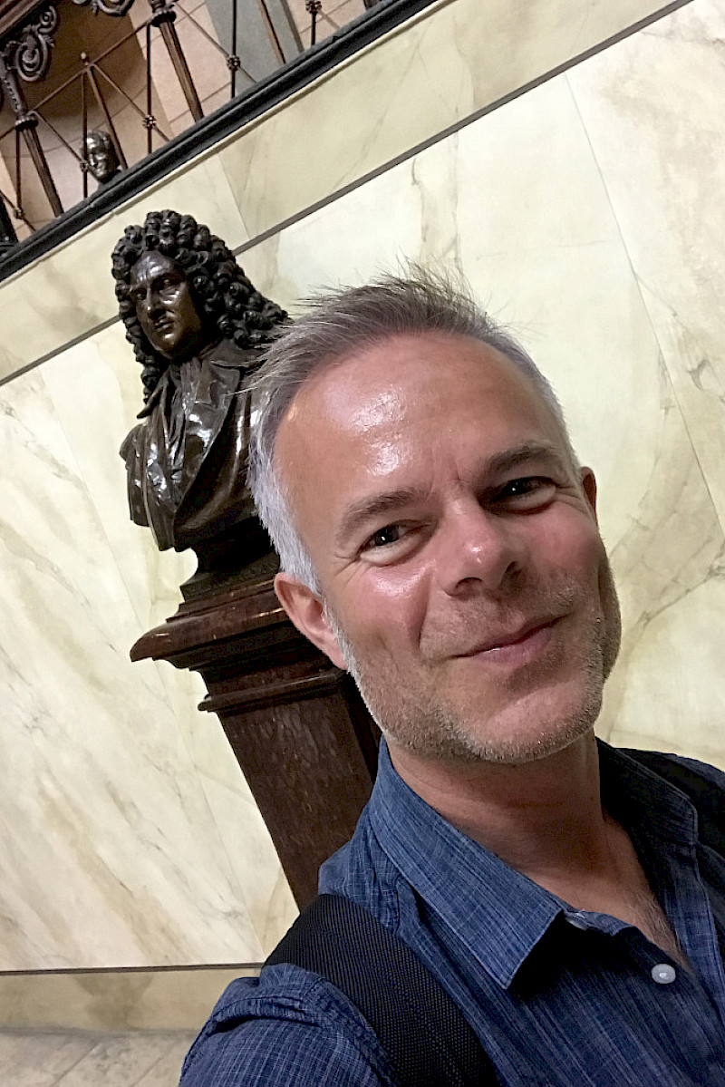 Ein Selfie mit Thomasius: Tore Renberg im Löwengebäude der Uni