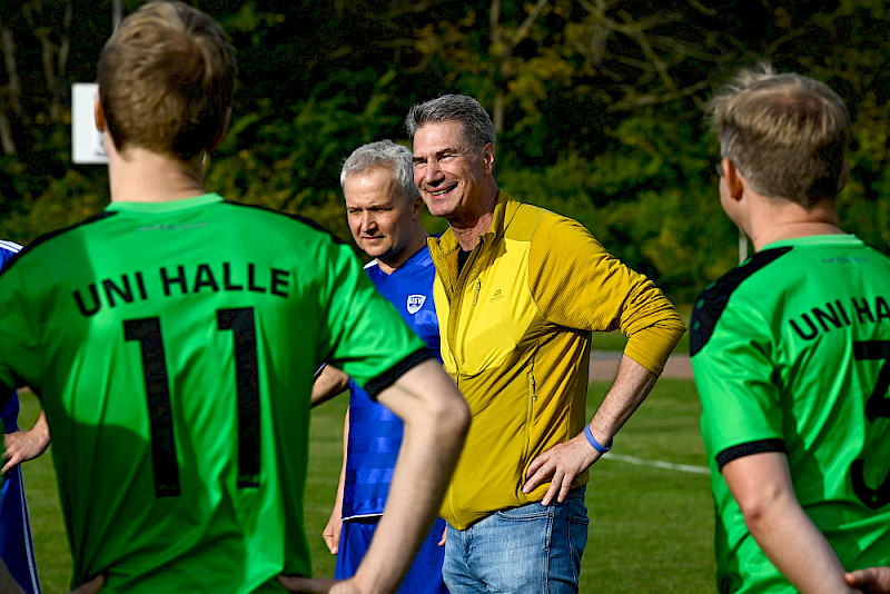 MLU-Kanzler Alfred Funk begrüßte die Fußballer